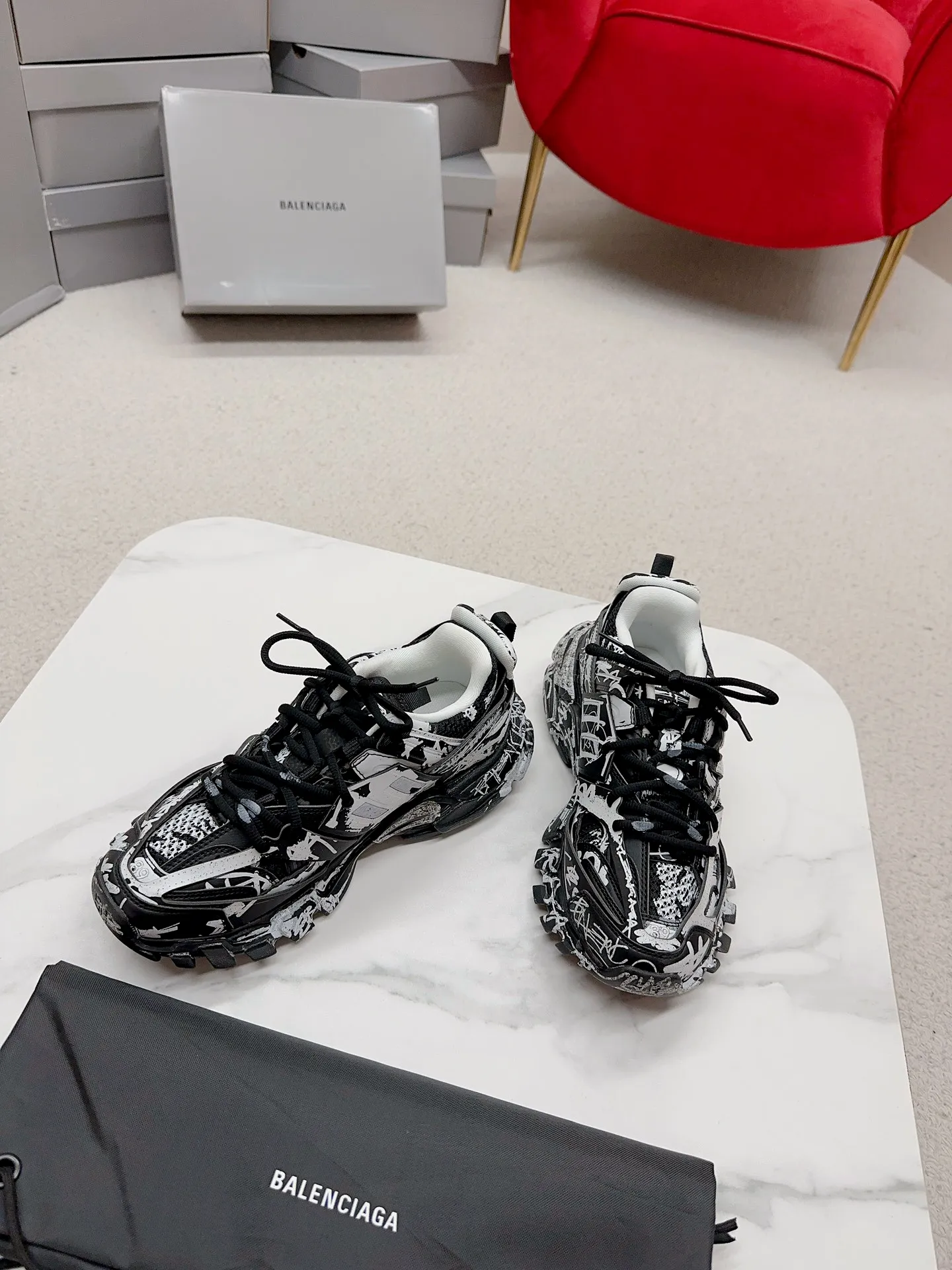 👟👟Ex-factory price 980👟👟 Men's size +10 𝐁𝐚𝐥𝐞𝐧𝐜𝐢𝐚𝐠𝐚|||𝐭𝐫𝐚𝗰𝐤 series 𝟑.𝟎Three generations of sports dad shoes‼ ️ [Top high-end quality from Dongguan Factory] Balenciaga dad shoes ~ super fashionable ~ full and three-dimensional shoes ~ amazing lines ~ very soft and light on the feet ~ super comfortable ~ versatile for commuting ~ can be paired with mid-calf socks, bell bottoms, wide-leg pants, overalls, very high-end ~ very manly and handsome ~ suitable for spring, summer, autumn and winter all year round... ⇢✈ Upper: Exclusive 1:1 original molded custom imported technical fabric mesh + imported cloth + 3M reflective strips [composed of 108 sub-pieces] ⇢✈Inner lining: Breathable mesh ⇢✈Outsole: Exclusive 1:1 original molded PU+TPU+EVA+rubber, a total of 13 sets of grinding tool combinations ⚠️Difference in market currency ~ high-end quality is definitely different ⇢✈𝐒𝐈𝐙𝐄Females: 35, 36, 37, 38, 39, 40 ⇢✈𝐒𝐈𝐙𝐄Men: 39, 40, 41, 42, 43, 44, 45